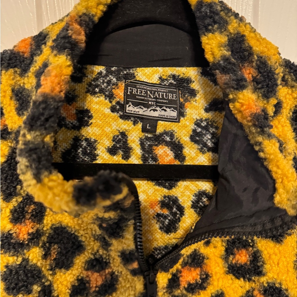 Free Nature Animal Design Zip Up LARGE - Picture 4 of 13